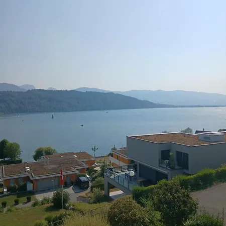 Mit Panoramablick Auf Den Zuerichsee Mit Eigenes Bad Und Terassenzugang Schmerikon