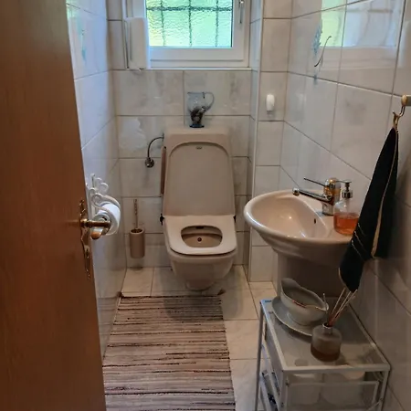 Mit Panoramablick Auf Den Zuerichsee Mit Eigenes Bad Und Terassenzugang Homestay