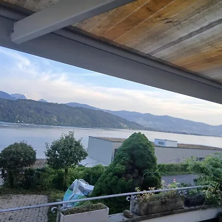 Mit Panoramablick Auf Den Zuerichsee Mit Eigenes Bad Und Terassenzugang