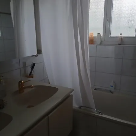 Mit Panoramablick Auf Den Zuerichsee Mit Eigenes Bad Und Terassenzugang *